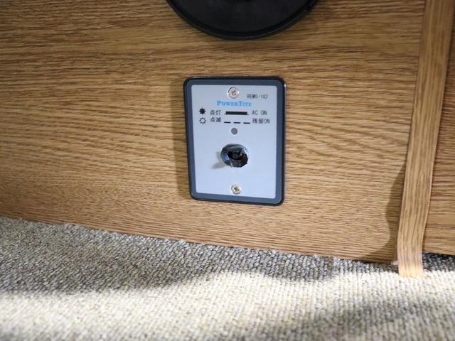 グランドハイエース  キャンピング ファイブスター 4WD ベバストFFヒーター ツインサブ インバーター1500W フレキソーラー DC冷蔵庫 19型TV フィルムアンテナ 2段ベッド サイドオーニング レンタアップ(7枚目)