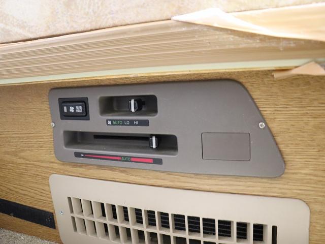 グランドハイエース  キャンピング ファイブスター 4WD ベバストFFヒーター ツインサブ インバーター1500W フレキソーラー DC冷蔵庫 19型TV フィルムアンテナ 2段ベッド サイドオーニング レンタアップ(8枚目)