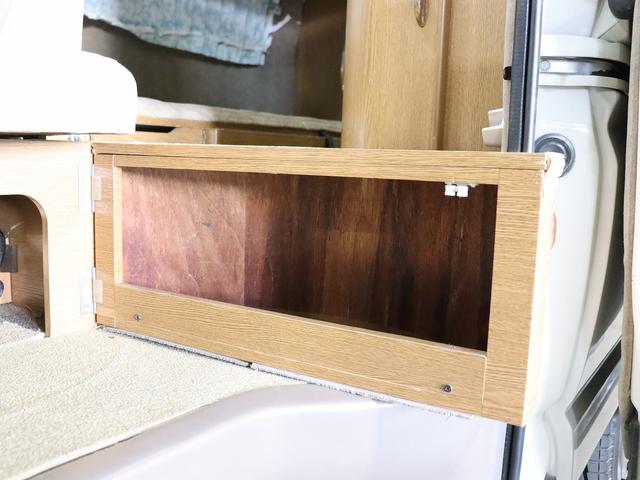 グランドハイエース  キャンピング ファイブスター 4WD ベバストFFヒーター ツインサブ インバーター1500W フレキソーラー DC冷蔵庫 19型TV フィルムアンテナ 2段ベッド サイドオーニング レンタアップ(13枚目)