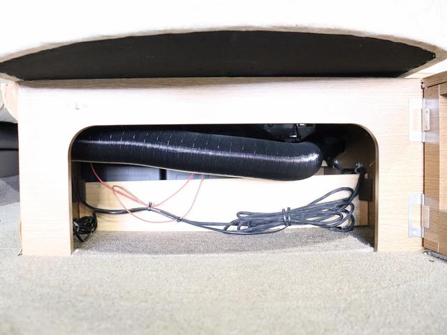 グランドハイエース  キャンピング ファイブスター 4WD ベバストFFヒーター ツインサブ インバーター1500W フレキソーラー DC冷蔵庫 19型TV フィルムアンテナ 2段ベッド サイドオーニング レンタアップ(14枚目)