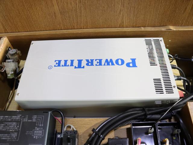 グランドハイエース  キャンピング ファイブスター 4WD ベバストFFヒーター ツインサブ インバーター1500W フレキソーラー DC冷蔵庫 19型TV フィルムアンテナ 2段ベッド サイドオーニング レンタアップ(18枚目)