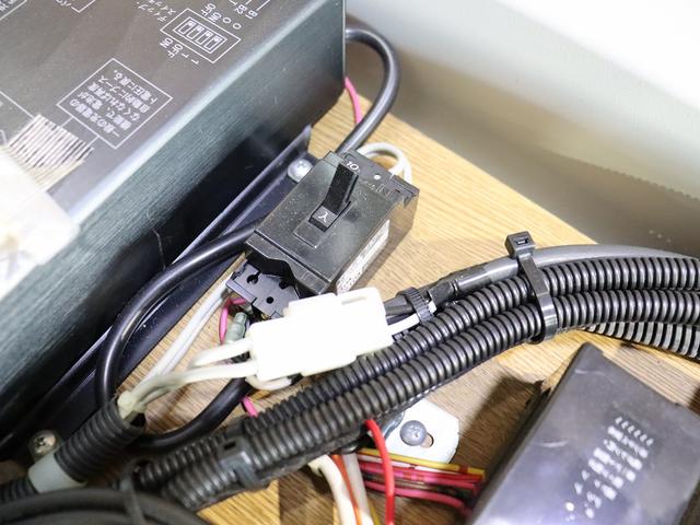 グランドハイエース  キャンピング ファイブスター 4WD ベバストFFヒーター ツインサブ インバーター1500W フレキソーラー DC冷蔵庫 19型TV フィルムアンテナ 2段ベッド サイドオーニング レンタアップ(19枚目)