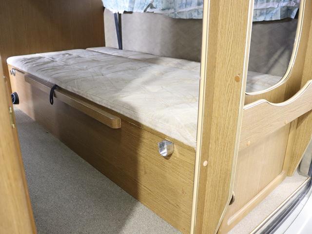 グランドハイエース  キャンピング ファイブスター 4WD ベバストFFヒーター ツインサブ インバーター1500W フレキソーラー DC冷蔵庫 19型TV フィルムアンテナ 2段ベッド サイドオーニング レンタアップ(29枚目)