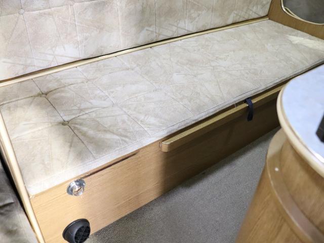 グランドハイエース  キャンピング ファイブスター 4WD ベバストFFヒーター ツインサブ インバーター1500W フレキソーラー DC冷蔵庫 19型TV フィルムアンテナ 2段ベッド サイドオーニング レンタアップ(42枚目)