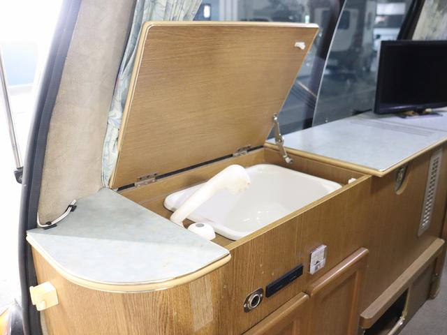 グランドハイエース  キャンピング ファイブスター 4WD ベバストFFヒーター ツインサブ インバーター1500W フレキソーラー DC冷蔵庫 19型TV フィルムアンテナ 2段ベッド サイドオーニング レンタアップ(48枚目)