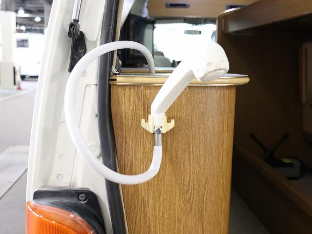 グランドハイエース  キャンピング ファイブスター 4WD ベバストFFヒーター ツインサブ インバーター1500W フレキソーラー DC冷蔵庫 19型TV フィルムアンテナ 2段ベッド サイドオーニング レンタアップ(49枚目)