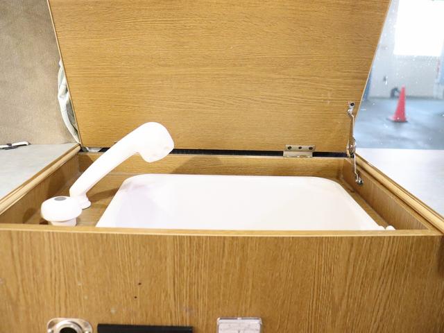 グランドハイエース  キャンピング ファイブスター 4WD ベバストFFヒーター ツインサブ インバーター1500W フレキソーラー DC冷蔵庫 19型TV フィルムアンテナ 2段ベッド サイドオーニング レンタアップ(50枚目)