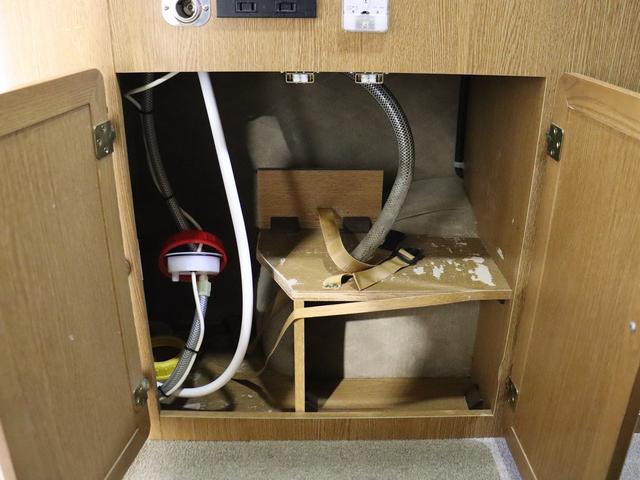 グランドハイエース  キャンピング ファイブスター 4WD ベバストFFヒーター ツインサブ インバーター1500W フレキソーラー DC冷蔵庫 19型TV フィルムアンテナ 2段ベッド サイドオーニング レンタアップ(53枚目)