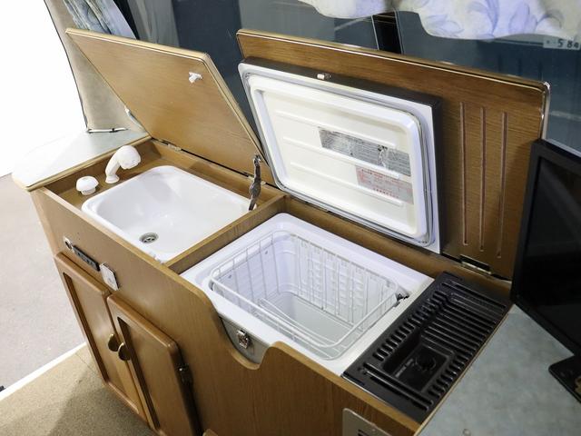 グランドハイエース  キャンピング ファイブスター 4WD ベバストFFヒーター ツインサブ インバーター1500W フレキソーラー DC冷蔵庫 19型TV フィルムアンテナ 2段ベッド サイドオーニング レンタアップ(55枚目)