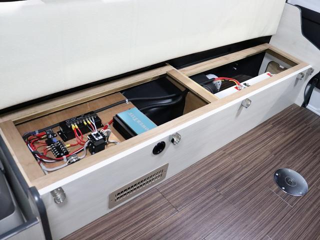 ハイエースワゴン キャンピング パスワゴン 4WD ベバストFFヒーター DCポータブル冷蔵庫 ツインサブバッテリー インバーター125W 19型TV 走行充電 排水ポリタンク10L 前後ドラレコ 社外エンスタ(23枚目)