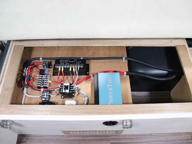 ハイエースワゴン キャンピング パスワゴン 4WD ベバストFFヒーター DCポータブル冷蔵庫 ツインサブバッテリー インバーター125W 19型TV 走行充電 排水ポリタンク10L 前後ドラレコ 社外エンスタ(24枚目)