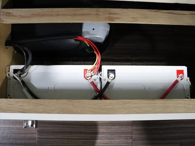 ハイエースワゴン キャンピング パスワゴン 4WD ベバストFFヒーター DCポータブル冷蔵庫 ツインサブバッテリー インバーター125W 19型TV 走行充電 排水ポリタンク10L 前後ドラレコ 社外エンスタ(28枚目)