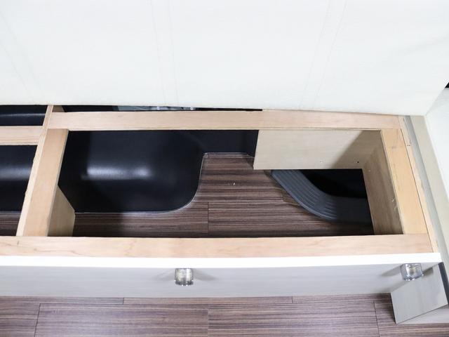 ハイエースワゴン キャンピング パスワゴン 4WD ベバストFFヒーター DCポータブル冷蔵庫 ツインサブバッテリー インバーター125W 19型TV 走行充電 排水ポリタンク10L 前後ドラレコ 社外エンスタ(31枚目)