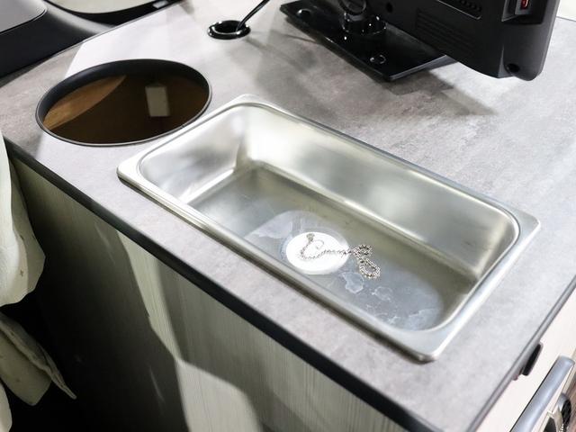 ハイエースワゴン キャンピング パスワゴン 4WD ベバストFFヒーター DCポータブル冷蔵庫 ツインサブバッテリー インバーター125W 19型TV 走行充電 排水ポリタンク10L 前後ドラレコ 社外エンスタ(48枚目)