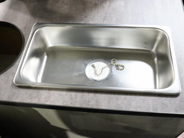 ハイエースワゴン キャンピング パスワゴン 4WD ベバストFFヒーター DCポータブル冷蔵庫 ツインサブバッテリー インバーター125W 19型TV 走行充電 排水ポリタンク10L 前後ドラレコ 社外エンスタ(49枚目)