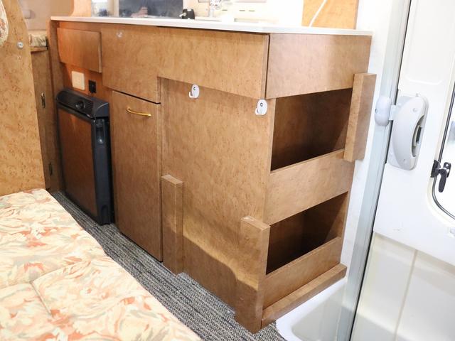 カムロード キャンピング グランド大地 4WD ベバストFFヒーター 家庭用エアコン サブバッテリー DC冷蔵庫 電子レンジ インバーター1500W MAXFAN ガゼルアンテナ Sオーニング 前後社外ショック(39枚目)