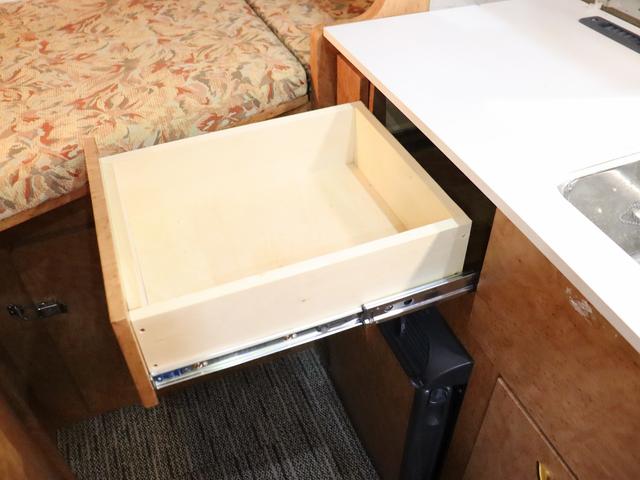 カムロード キャンピング グランド大地 4WD ベバストFFヒーター 家庭用エアコン サブバッテリー DC冷蔵庫 電子レンジ インバーター1500W MAXFAN ガゼルアンテナ Sオーニング 前後社外ショック(46枚目)