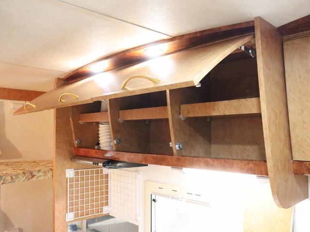 カムロード キャンピング グランド大地 4WD ベバストFFヒーター 家庭用エアコン サブバッテリー DC冷蔵庫 電子レンジ インバーター1500W MAXFAN ガゼルアンテナ Sオーニング 前後社外ショック(48枚目)