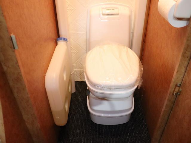 カムロード キャンピング グランド大地 4WD ベバストFFヒーター 家庭用エアコン サブバッテリー DC冷蔵庫 電子レンジ インバーター1500W MAXFAN ガゼルアンテナ Sオーニング 前後社外ショック(56枚目)