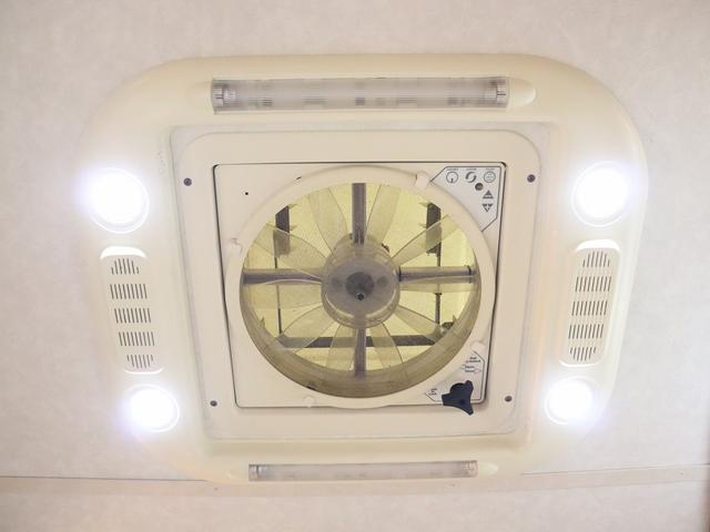 カムロード キャンピング グランド大地 4WD ベバストFFヒーター 家庭用エアコン サブバッテリー DC冷蔵庫 電子レンジ インバーター1500W MAXFAN ガゼルアンテナ Sオーニング 前後社外ショック(58枚目)