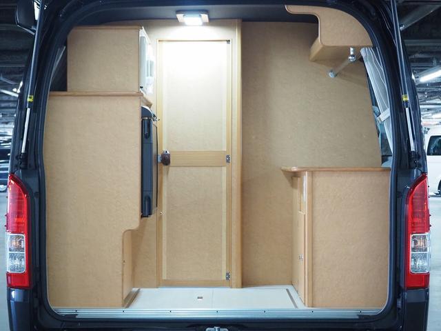 ハイエースバン 　キャンピング　ＯＭＣ　北斗　４ＷＤ　ベバストＦＦヒーター　ツインサブ　インバーター１５００Ｗ　電子レンジ　フレキシブルソーラーパネル　サイドオーニング　ポータブルトイレ　１９型ＴＶ　ナビ切替　ナビ連動（4枚目）