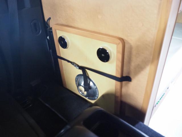 ハイエースバン 　キャンピング　ＯＭＣ　北斗　４ＷＤ　ベバストＦＦヒーター　ツインサブ　インバーター１５００Ｗ　電子レンジ　フレキシブルソーラーパネル　サイドオーニング　ポータブルトイレ　１９型ＴＶ　ナビ切替　ナビ連動（10枚目）