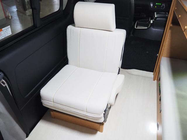 ハイエースバン 　キャンピング　ＯＭＣ　北斗　４ＷＤ　ベバストＦＦヒーター　ツインサブ　インバーター１５００Ｗ　電子レンジ　フレキシブルソーラーパネル　サイドオーニング　ポータブルトイレ　１９型ＴＶ　ナビ切替　ナビ連動（14枚目）