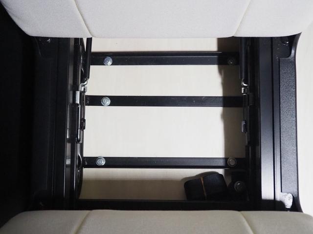 ハイエースバン 　キャンピング　ＯＭＣ　北斗　４ＷＤ　ベバストＦＦヒーター　ツインサブ　インバーター１５００Ｗ　電子レンジ　フレキシブルソーラーパネル　サイドオーニング　ポータブルトイレ　１９型ＴＶ　ナビ切替　ナビ連動（19枚目）