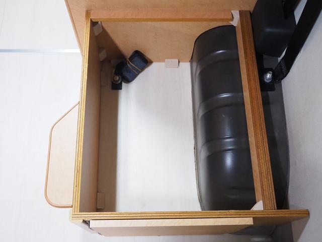 ハイエースバン 　キャンピング　ＯＭＣ　北斗　４ＷＤ　ベバストＦＦヒーター　ツインサブ　インバーター１５００Ｗ　電子レンジ　フレキシブルソーラーパネル　サイドオーニング　ポータブルトイレ　１９型ＴＶ　ナビ切替　ナビ連動（20枚目）