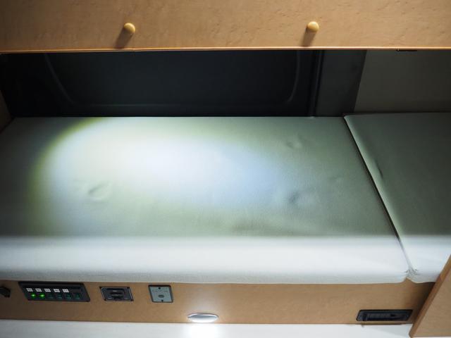 ハイエースバン 　キャンピング　ＯＭＣ　北斗　４ＷＤ　ベバストＦＦヒーター　ツインサブ　インバーター１５００Ｗ　電子レンジ　フレキシブルソーラーパネル　サイドオーニング　ポータブルトイレ　１９型ＴＶ　ナビ切替　ナビ連動（25枚目）