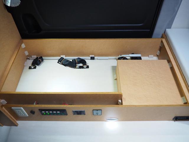 ハイエースバン 　キャンピング　ＯＭＣ　北斗　４ＷＤ　ベバストＦＦヒーター　ツインサブ　インバーター１５００Ｗ　電子レンジ　フレキシブルソーラーパネル　サイドオーニング　ポータブルトイレ　１９型ＴＶ　ナビ切替　ナビ連動（34枚目）