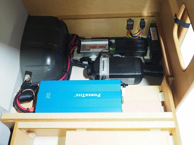 ハイエースバン 　キャンピング　ＯＭＣ　北斗　４ＷＤ　ベバストＦＦヒーター　ツインサブ　インバーター１５００Ｗ　電子レンジ　フレキシブルソーラーパネル　サイドオーニング　ポータブルトイレ　１９型ＴＶ　ナビ切替　ナビ連動（35枚目）