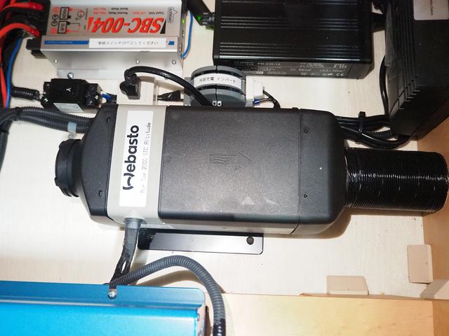 ハイエースバン 　キャンピング　ＯＭＣ　北斗　４ＷＤ　ベバストＦＦヒーター　ツインサブ　インバーター１５００Ｗ　電子レンジ　フレキシブルソーラーパネル　サイドオーニング　ポータブルトイレ　１９型ＴＶ　ナビ切替　ナビ連動（37枚目）