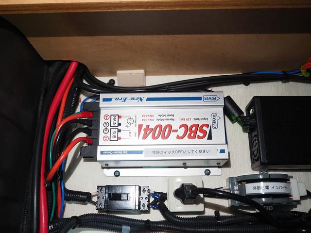 ハイエースバン 　キャンピング　ＯＭＣ　北斗　４ＷＤ　ベバストＦＦヒーター　ツインサブ　インバーター１５００Ｗ　電子レンジ　フレキシブルソーラーパネル　サイドオーニング　ポータブルトイレ　１９型ＴＶ　ナビ切替　ナビ連動（38枚目）