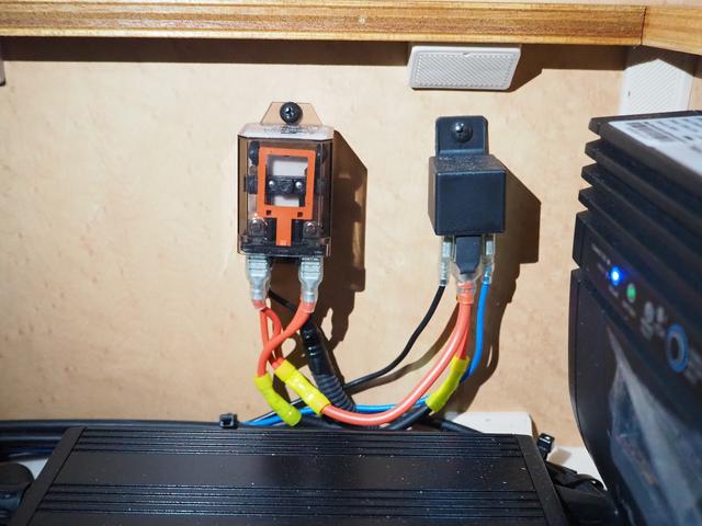 ハイエースバン 　キャンピング　ＯＭＣ　北斗　４ＷＤ　ベバストＦＦヒーター　ツインサブ　インバーター１５００Ｗ　電子レンジ　フレキシブルソーラーパネル　サイドオーニング　ポータブルトイレ　１９型ＴＶ　ナビ切替　ナビ連動（41枚目）