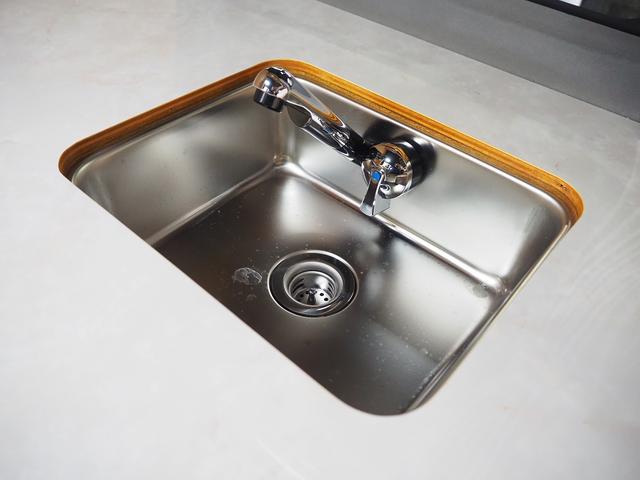 ハイエースバン 　キャンピング　ＯＭＣ　北斗　４ＷＤ　ベバストＦＦヒーター　ツインサブ　インバーター１５００Ｗ　電子レンジ　フレキシブルソーラーパネル　サイドオーニング　ポータブルトイレ　１９型ＴＶ　ナビ切替　ナビ連動（48枚目）