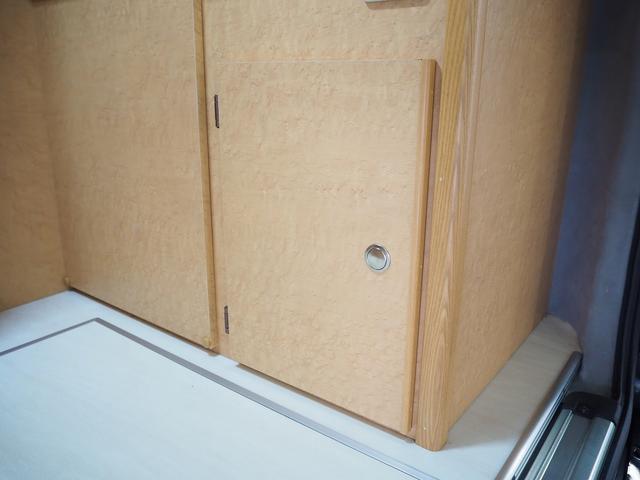 ハイエースバン 　キャンピング　ＯＭＣ　北斗　４ＷＤ　ベバストＦＦヒーター　ツインサブ　インバーター１５００Ｗ　電子レンジ　フレキシブルソーラーパネル　サイドオーニング　ポータブルトイレ　１９型ＴＶ　ナビ切替　ナビ連動（49枚目）