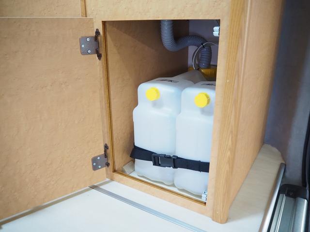 ハイエースバン 　キャンピング　ＯＭＣ　北斗　４ＷＤ　ベバストＦＦヒーター　ツインサブ　インバーター１５００Ｗ　電子レンジ　フレキシブルソーラーパネル　サイドオーニング　ポータブルトイレ　１９型ＴＶ　ナビ切替　ナビ連動（50枚目）