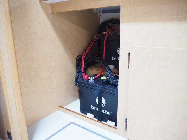 ハイエースバン 　キャンピング　ＯＭＣ　北斗　４ＷＤ　ベバストＦＦヒーター　ツインサブ　インバーター１５００Ｗ　電子レンジ　フレキシブルソーラーパネル　サイドオーニング　ポータブルトイレ　１９型ＴＶ　ナビ切替　ナビ連動（52枚目）