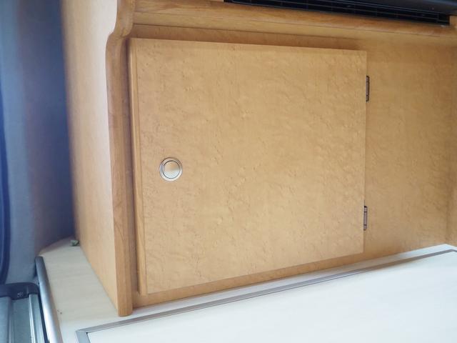 ハイエースバン 　キャンピング　ＯＭＣ　北斗　４ＷＤ　ベバストＦＦヒーター　ツインサブ　インバーター１５００Ｗ　電子レンジ　フレキシブルソーラーパネル　サイドオーニング　ポータブルトイレ　１９型ＴＶ　ナビ切替　ナビ連動（55枚目）