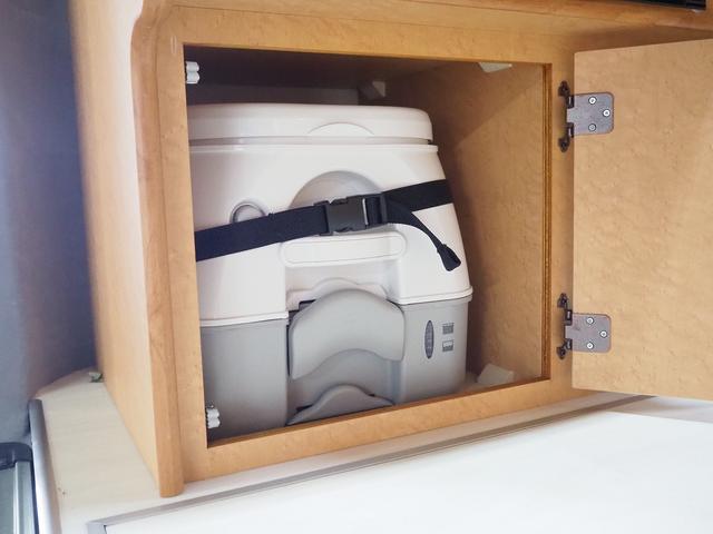 ハイエースバン 　キャンピング　ＯＭＣ　北斗　４ＷＤ　ベバストＦＦヒーター　ツインサブ　インバーター１５００Ｗ　電子レンジ　フレキシブルソーラーパネル　サイドオーニング　ポータブルトイレ　１９型ＴＶ　ナビ切替　ナビ連動（56枚目）