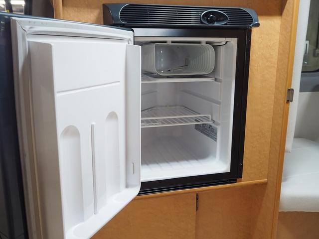 ハイエースバン 　キャンピング　ＯＭＣ　北斗　４ＷＤ　ベバストＦＦヒーター　ツインサブ　インバーター１５００Ｗ　電子レンジ　フレキシブルソーラーパネル　サイドオーニング　ポータブルトイレ　１９型ＴＶ　ナビ切替　ナビ連動（57枚目）