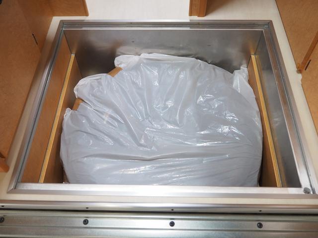 ハイエースバン 　キャンピング　ＯＭＣ　北斗　４ＷＤ　ベバストＦＦヒーター　ツインサブ　インバーター１５００Ｗ　電子レンジ　フレキシブルソーラーパネル　サイドオーニング　ポータブルトイレ　１９型ＴＶ　ナビ切替　ナビ連動（62枚目）