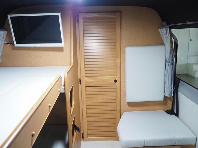ハイエースバン 　キャンピング　ＯＭＣ　北斗　４ＷＤ　ベバストＦＦヒーター　ツインサブ　インバーター１５００Ｗ　電子レンジ　フレキシブルソーラーパネル　サイドオーニング　ポータブルトイレ　１９型ＴＶ　ナビ切替　ナビ連動（66枚目）