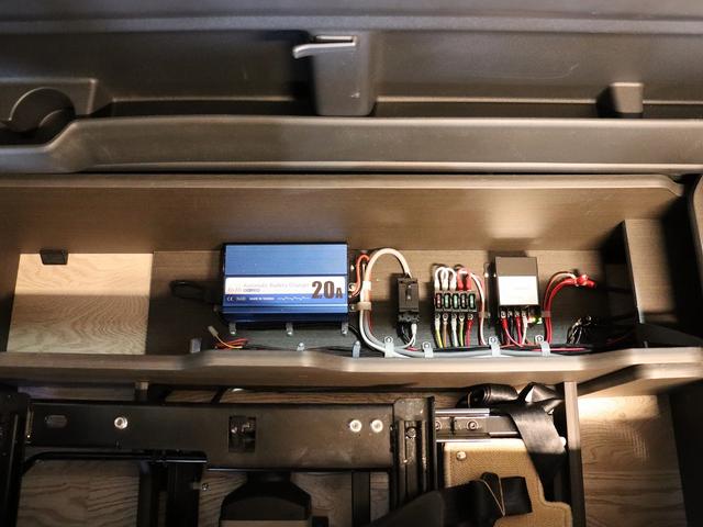 ハイエースワゴン 　キャンピング　ＦＯＣＳ　ＤＳ－Ｆ　４ＷＤ　ベバストＦＦヒーター　ツインサブＢＴ　ＤＣ冷蔵庫　フリップＤモニター　ナビ切替ナビ連動　デジタルインナーミラー　アラウンドビュー　走行用リアヒータークーラー（18枚目）