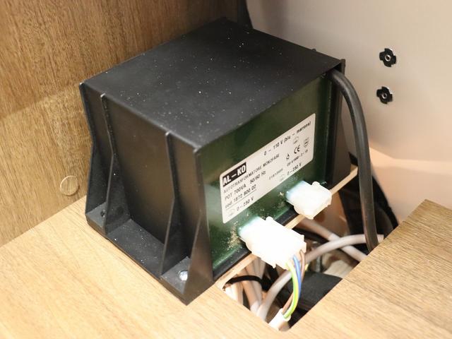 デュカト キャンピング モービルヴェッタ Kヨット テクノライン86 新車モデル ソーラーパネル トルマFFヒーターボイラー(燃料式) DC冷蔵庫 大容量給排水タンク カセットトイレ シャワールーム 8速AT(9枚目)