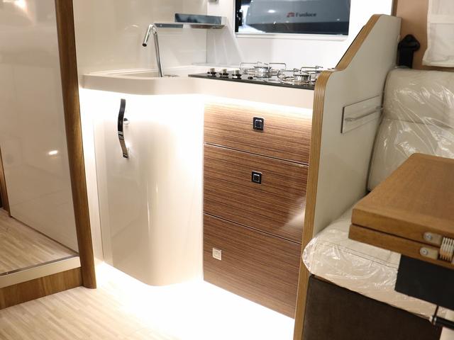 デュカト キャンピング モービルヴェッタ Kヨット テクノライン86 新車モデル ソーラーパネル トルマFFヒーターボイラー(燃料式) DC冷蔵庫 大容量給排水タンク カセットトイレ シャワールーム 8速AT(24枚目)