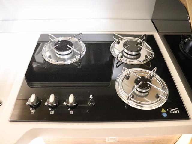 デュカト キャンピング モービルヴェッタ Kヨット テクノライン86 新車モデル ソーラーパネル トルマFFヒーターボイラー(燃料式) DC冷蔵庫 大容量給排水タンク カセットトイレ シャワールーム 8速AT(27枚目)