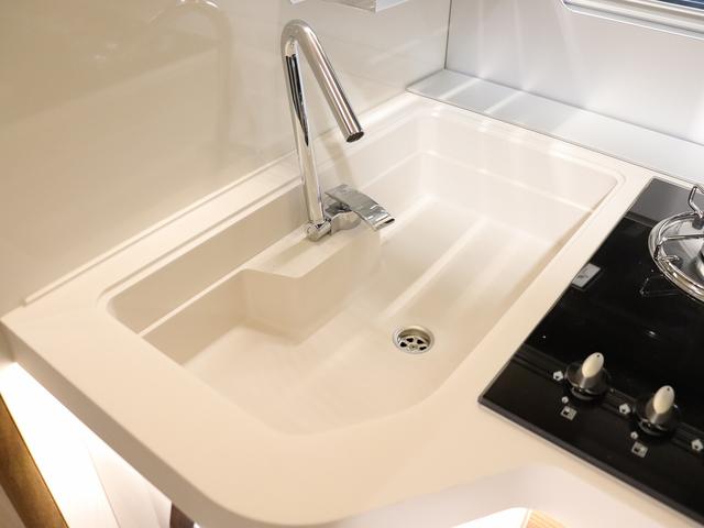 デュカト キャンピング モービルヴェッタ Kヨット テクノライン86 新車モデル ソーラーパネル トルマFFヒーターボイラー(燃料式) DC冷蔵庫 大容量給排水タンク カセットトイレ シャワールーム 8速AT(29枚目)