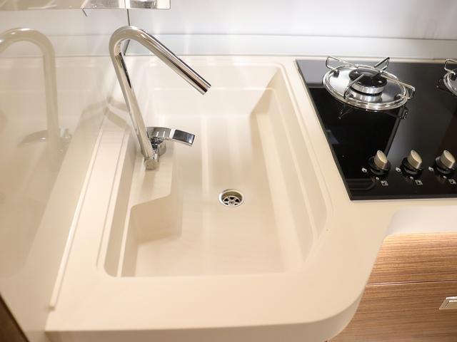 デュカト キャンピング モービルヴェッタ Kヨット テクノライン86 新車モデル ソーラーパネル トルマFFヒーターボイラー(燃料式) DC冷蔵庫 大容量給排水タンク カセットトイレ シャワールーム 8速AT(30枚目)